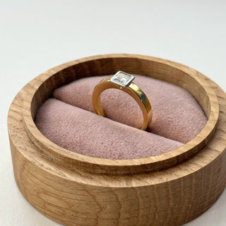 Minimal and Modern: The Cool-Girl Square Solitaire