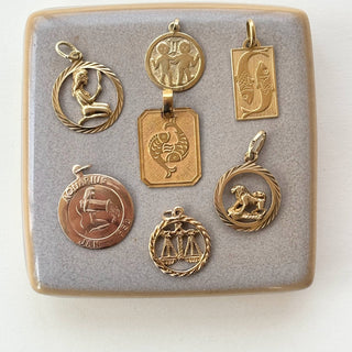 Pisces Medallion Pendant Necklace | 9ct Gold | 3.7g | 18" Flat Curb Chain | 30mm x 20mm