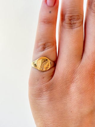 Feather-Detail Round Signet Ring | 9ct Gold | 1.41g | Size K